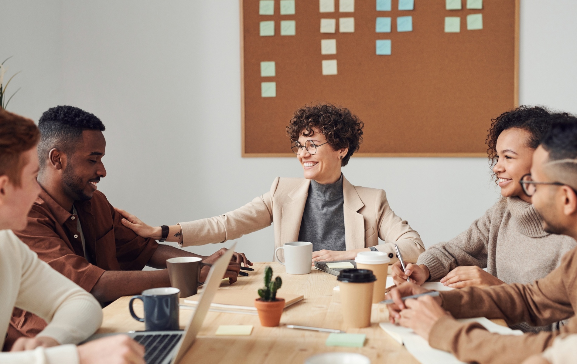 Führungskräfte sollten die Corporate Love Languages kennen, um ihre Mitarbeiter:innen richtig zu kommunizieren.