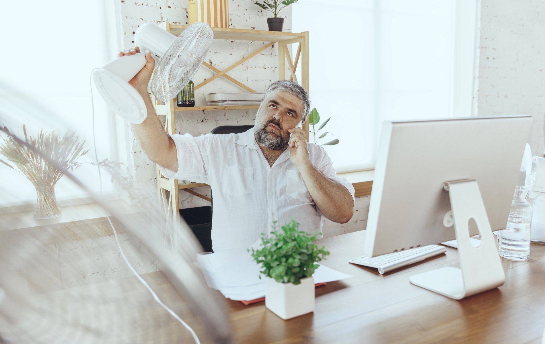 Mitarbeiter arbeitet im Hochsommer