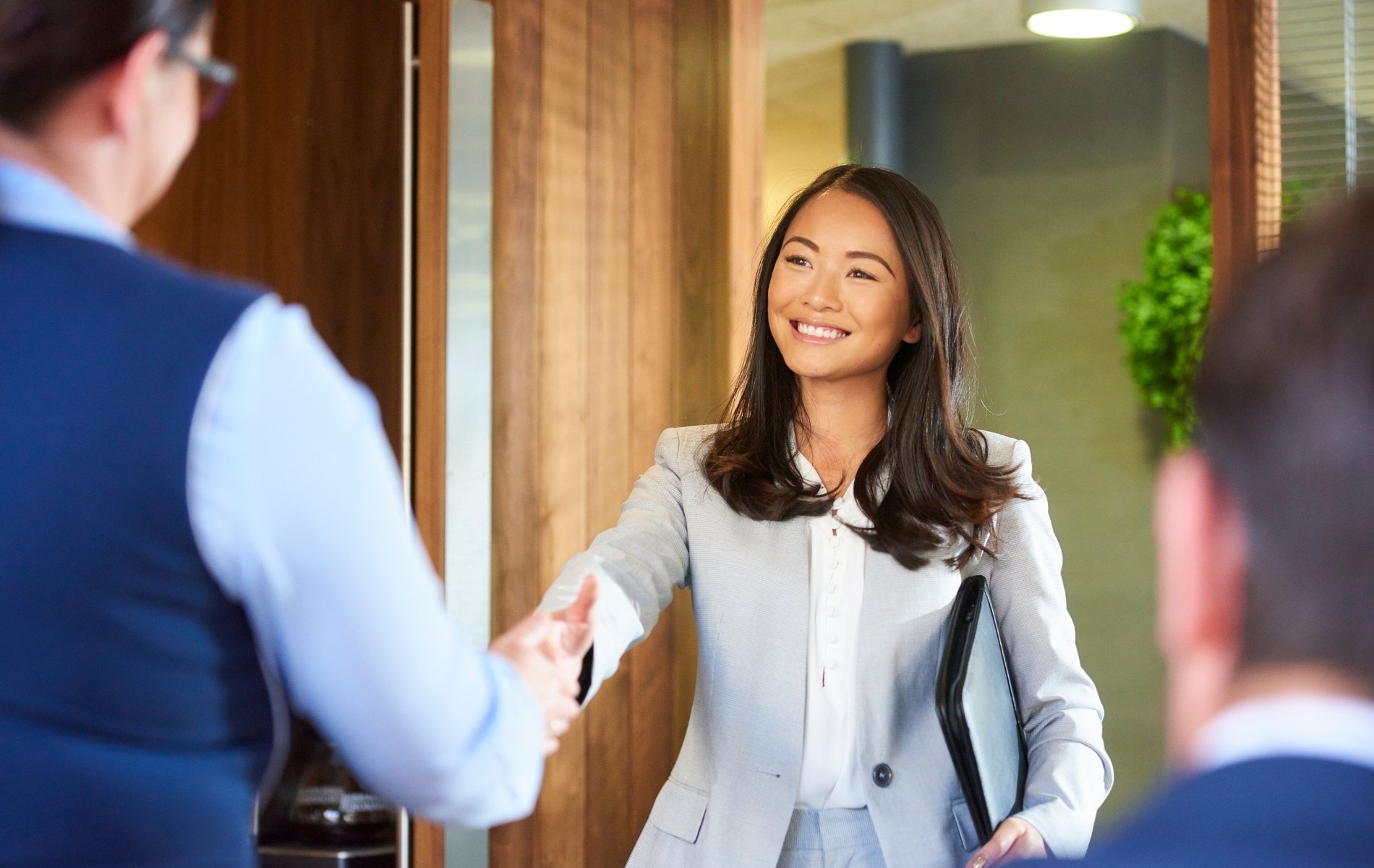 Eine freundliche Begrüßung sorgt für eine gute Employee Experience bei neuen Mitarbeiter:innen.