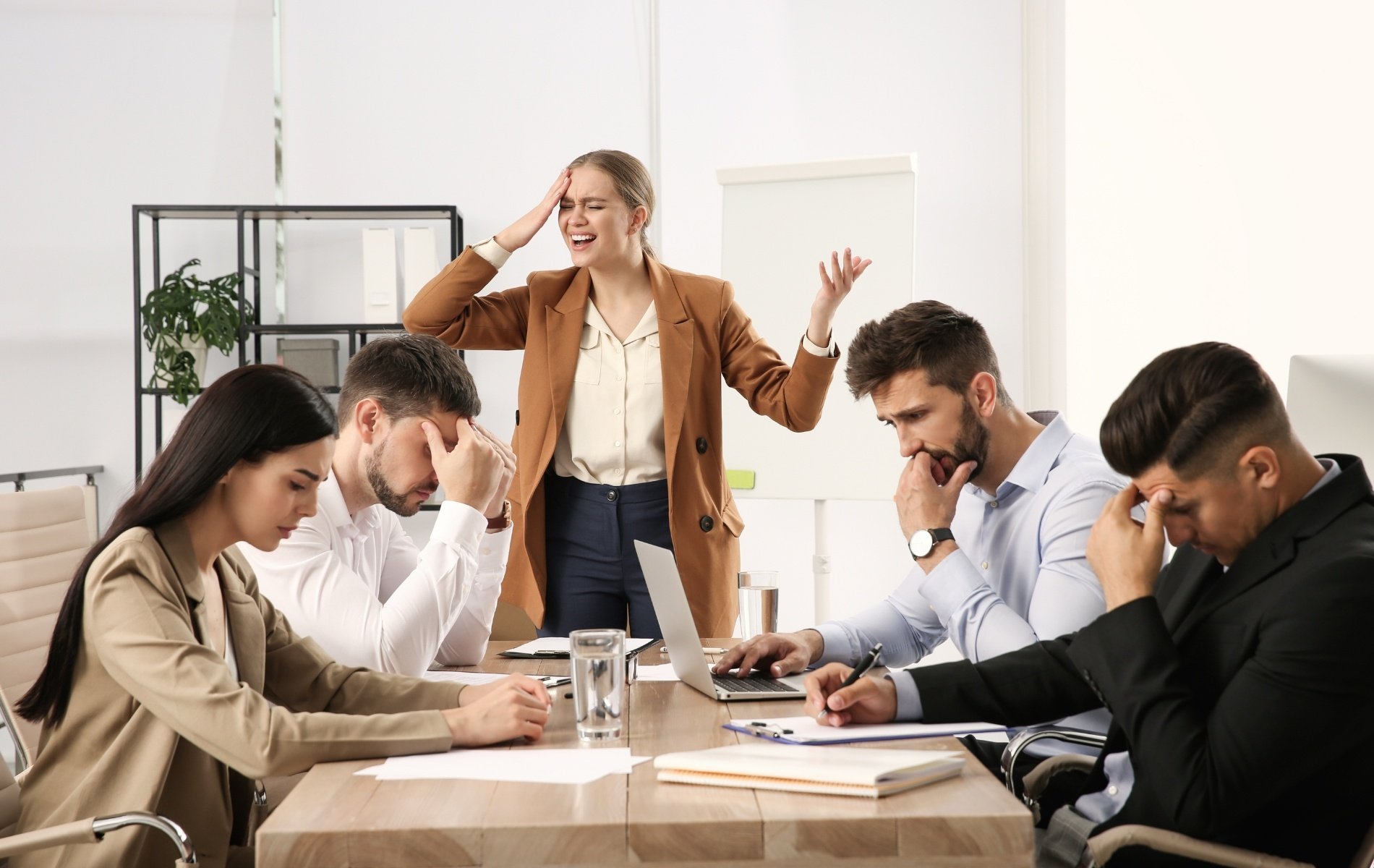 Konflikte am Arbeitsplatz zwischen Mitarbeiter:innen können sich negativ auf das ganze Team auswirken.