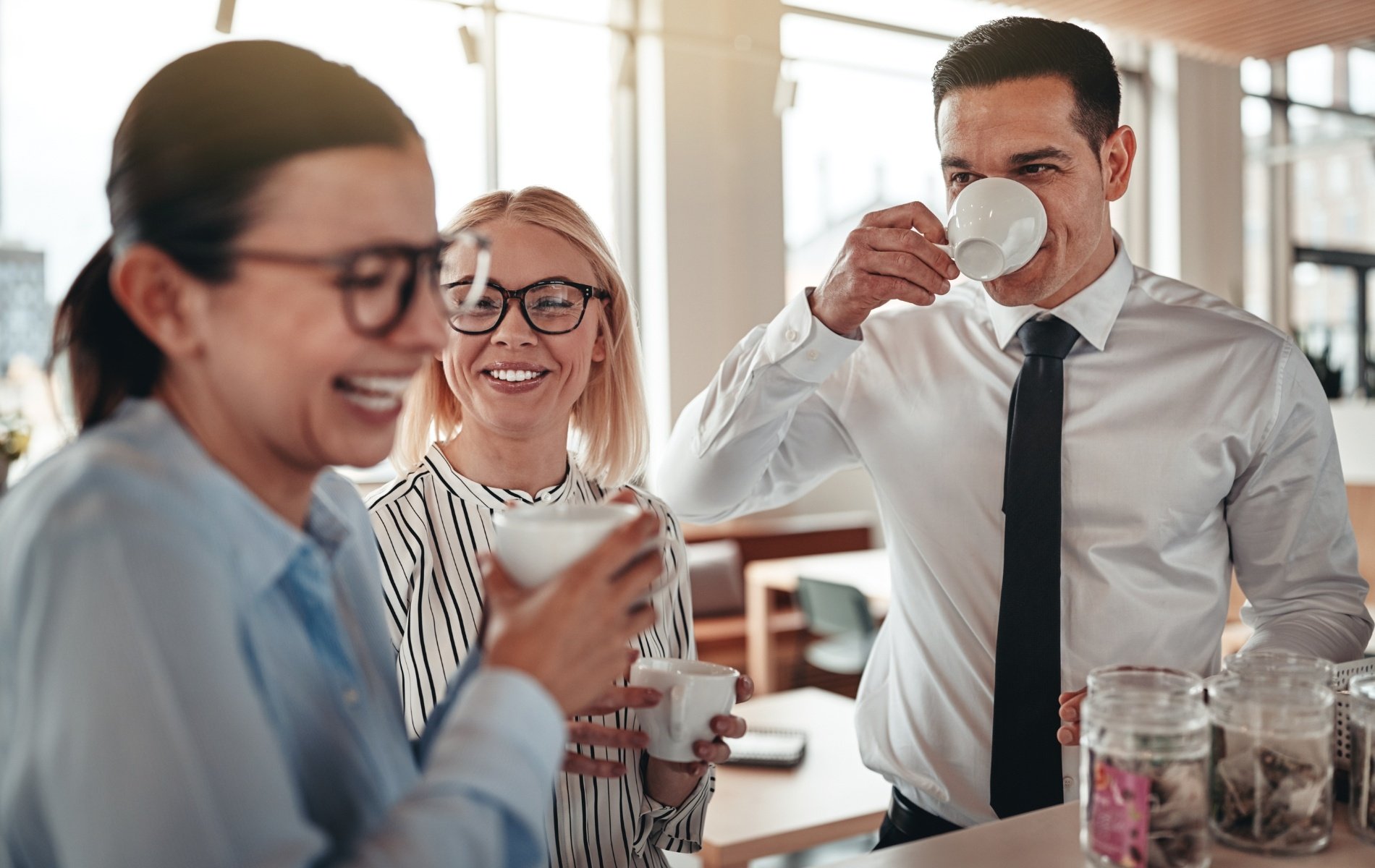 Beim gemeinsamen Kaffee können Kolleg:innen neue Mitarbeiter:innen besser kennenlernen.