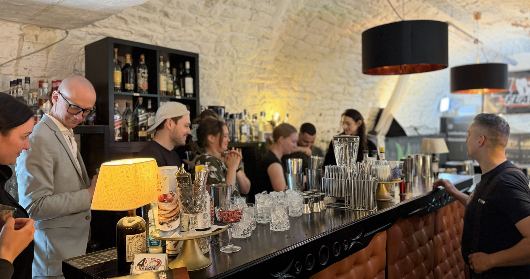 Teilnehmer eines Cocktail-Workshops an einer Bar, als Beispiel für kreative Teamevent-Ideen aus einem Blogbeitrag.
