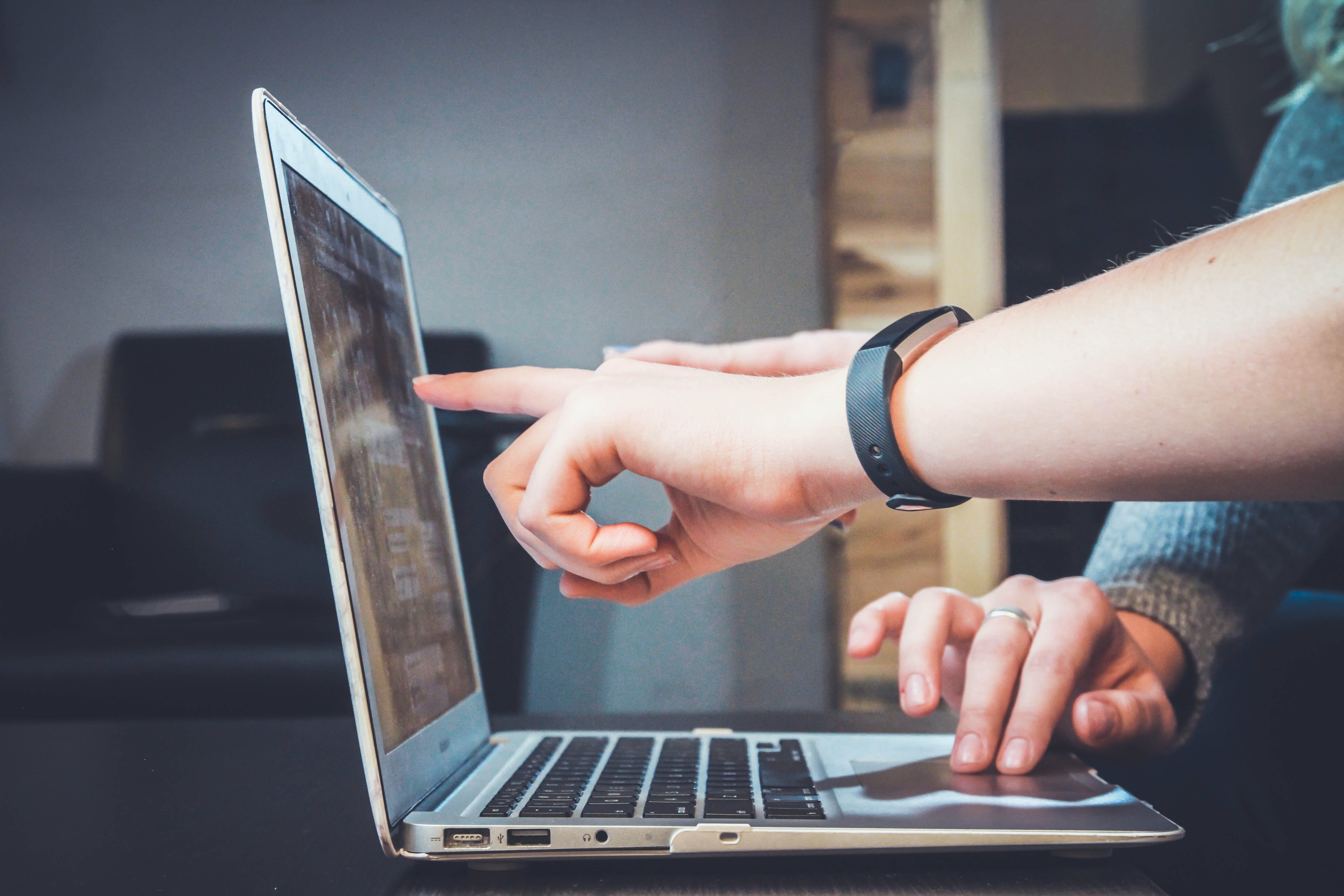 Mitarbeiterin LinkedIn-Insights gewähren