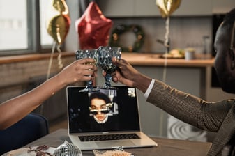Virtuelles Anstoßen auf der Weihnachtsfeier